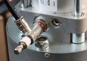 ПНЕВМАТИЧЕСКАЯ УСТАНОВКА ДЛЯ ЗАПРАВКИ АЭРОЗОЛЕЙ